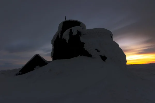 Increíble silueta y puesta de sol, Omu pico, Bucegi montañas, Cárpatos, Rumania — Foto de Stock