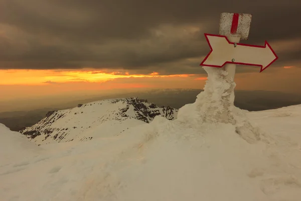 Señales de montaña y puesta de sol, Montañas Bucegi, Rumania —  Fotos de Stock