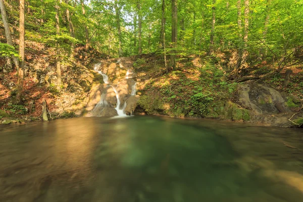 Cachoeira bonita, cascatas e rio limpo na floresta — Fotografia de Stock