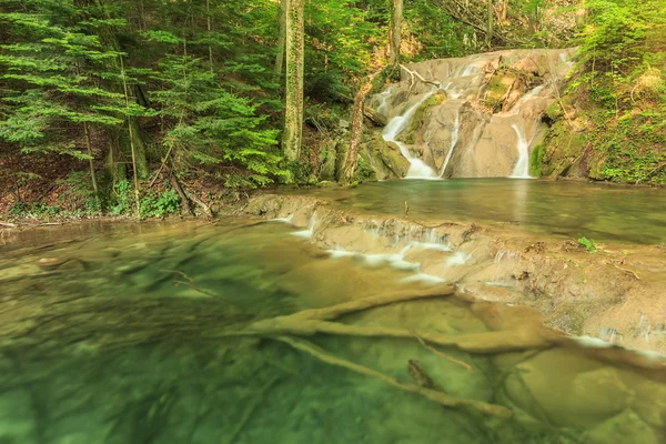 Vodopády, kaskádami a transparentní zálivu v lese, beusnita národní park, Rumunsko — Stock fotografie