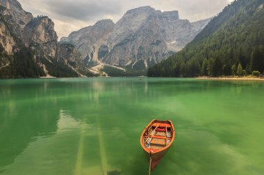 bulutlu bir günde, trentino alto dolomiti dağlarda braies Gölü