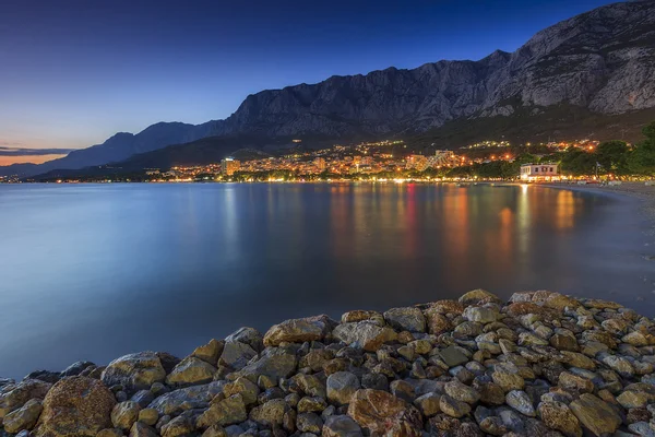 La célèbre Riviera croate la nuit, Makarska, Croatie — Photo