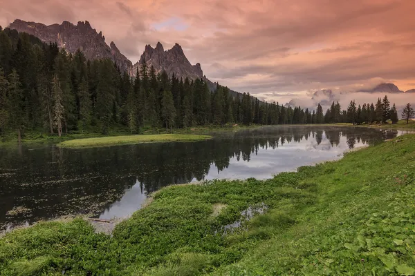 Úžasný západ slunce a alpské jezero v horách dolomiti lago di mravenec — Stock fotografie