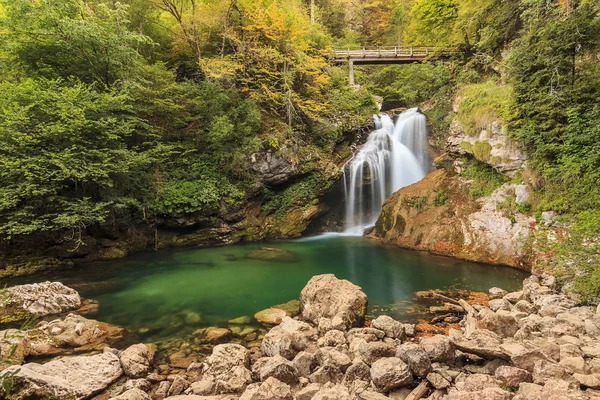 Součet vodopád v kaňonu vintgar ve Slovinsku, Evropa — Stock fotografie