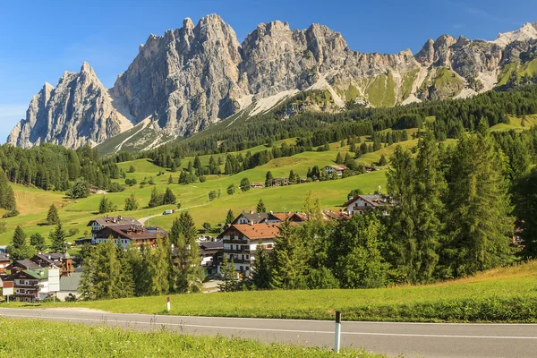 Dolomiterna ovan Cortinad'Ampezzo, sudtirol, Italien — Stockfoto