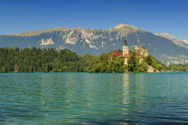St Martin igreja na ilha, castelo e montanhas no fundo, Bled lago, Eslovénia — Fotografia de Stock