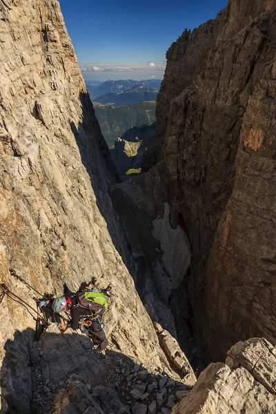 Jovem alpinista nas Dolomitas, Sudtirol, Itália — Fotografia de Stock
