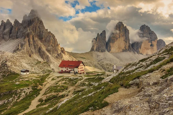 Locatelli Hütte in den Dolomiten, tre cime di lavaredo, Alpen, Italien — Stockfoto