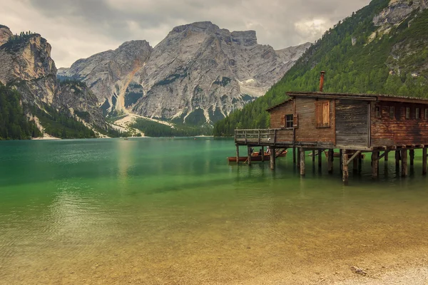 Cabane sur le lac Braies dans les montagnes Dolomiti et Seekofel en arrière-plan — Photo