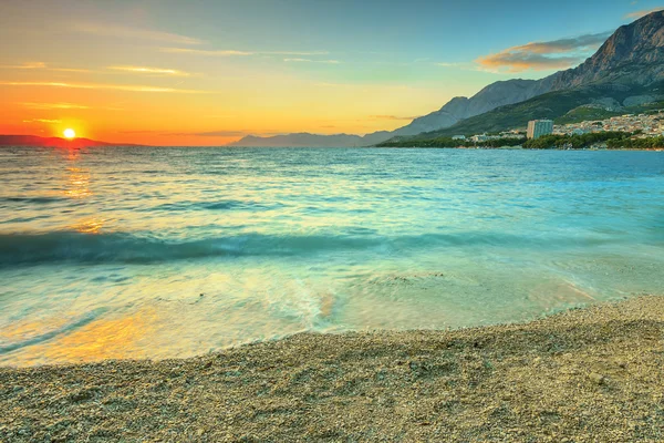 Belo pôr do sol sobre o mar, Makarska, Croácia — Fotografia de Stock
