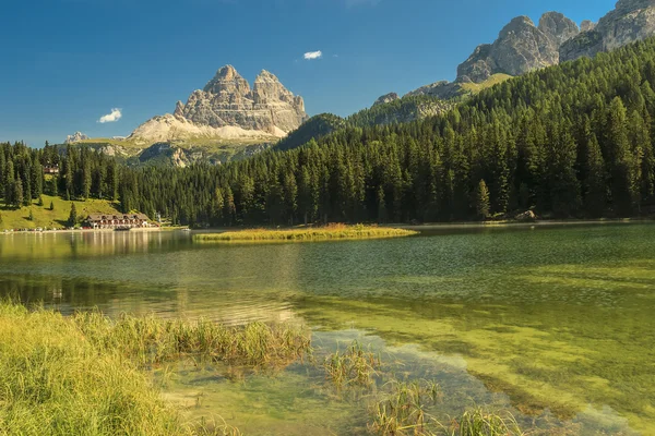 Misurina Lake and Tre Cime Di Lavaredo in background,Dolomite Alps — Stock Photo, Image