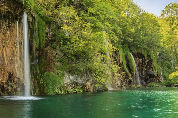 Vodopády v lese, plitvice národní park, Chorvatsko, Evropa — Stock fotografie
