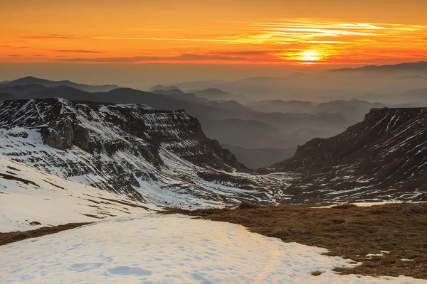 Hermosa puesta de sol en las montañas Bucegi, Cárpatos, Rumania —  Fotos de Stock