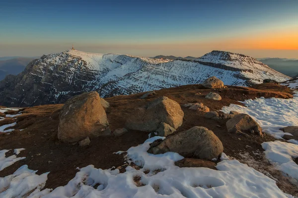 Majestuoso paisaje invernal en las montañas Bucegi, Cárpatos, Ro —  Fotos de Stock