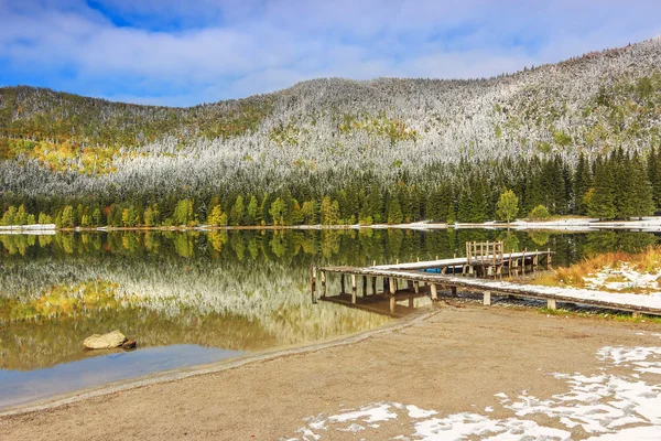 Zasněžené pier na jezero, jezero ana st, Sedmihradsko, Rumunsko — Stock fotografie