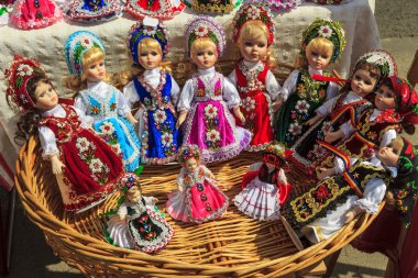 güzel geleneksel el yapımı bebek ve renkli elbiseler