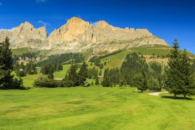Harika golf sahası ve dolomites arka plan, sudtirol, İtalya