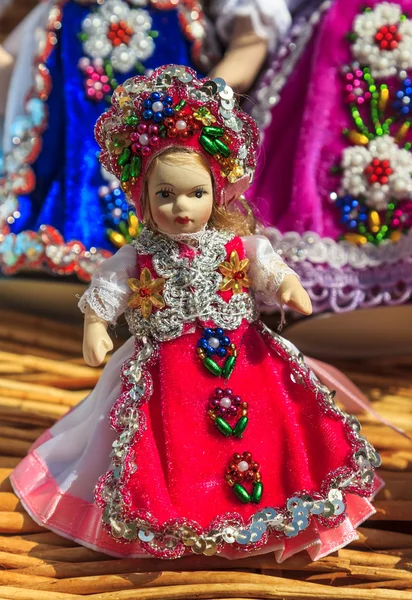 Boneca artesanal tradicional bonita e saia colorida — Fotografia de Stock
