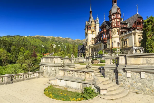 Royal peles kastély és gyönyörű kerttel, sinaia, Románia — Stock Fotó