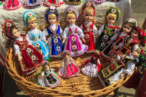 güzel geleneksel el yapımı bebek ve renkli elbiseler