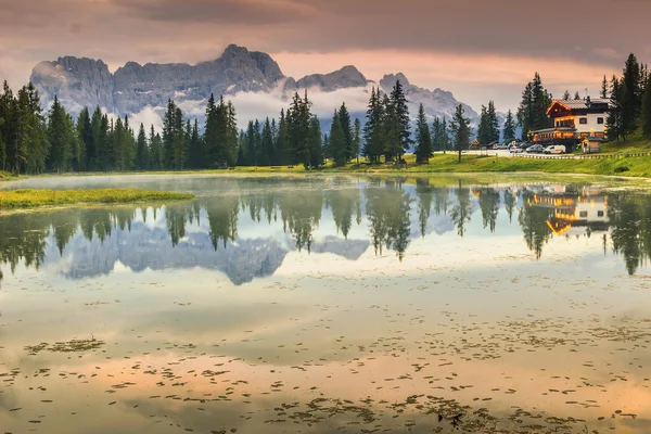 Alpejskie jezioro w Dolomitach i sorapis grupy górskiej, lago di antorno — Zdjęcie stockowe