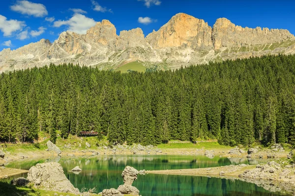 Famoso lago de Carezza y Dolomitas en el fondo, Italia — Foto de Stock