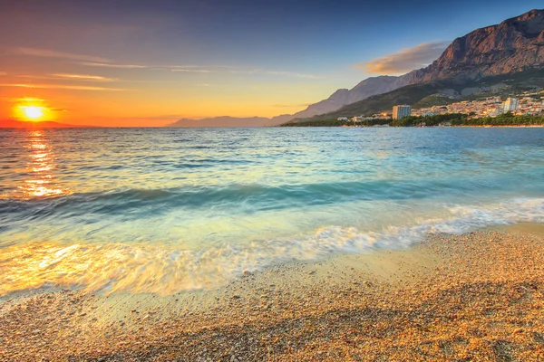 Sonnenuntergang über dem Strand, Makarska, Dalmatien, Kroatien — Stockfoto