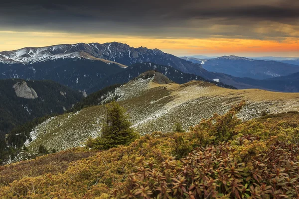 Windiger Tag in den Bergen und bunter Himmel — Stockfoto