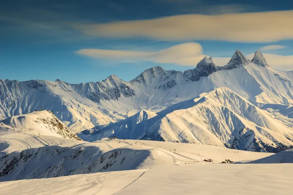 Berühmtes Skigebiet und wunderschöne Gipfel, aiguilles d 'arves, les sybelles, Frankreich — Stockfoto