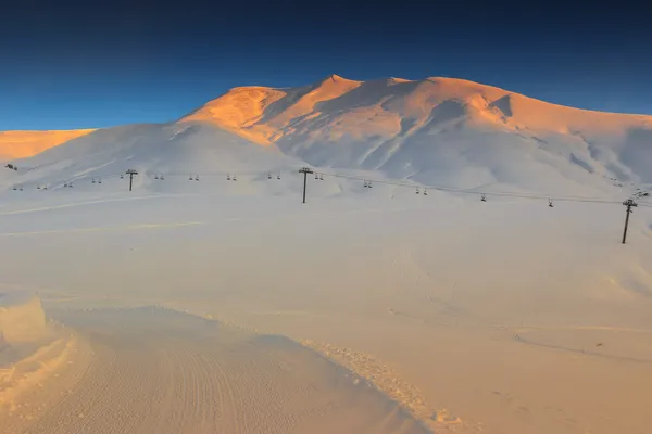 Maravilloso amanecer en las montañas, región de esquí de Les Sybelles, Alpes franceses — Foto de Stock