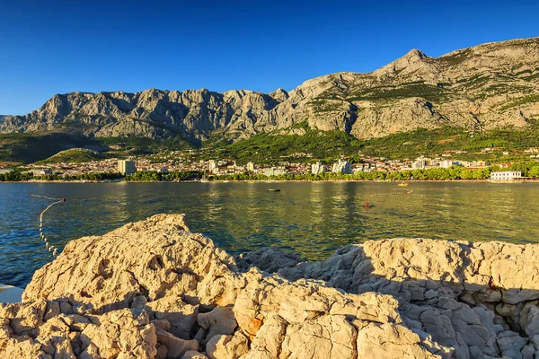 Makarska stadt und biokovo gebirge im hintergrund, dalmatien, kroatien — Stockfoto