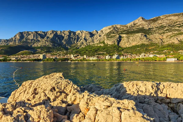 Makarska ciudad y montañas de Biokovo en el fondo, Dalmacia, Croacia —  Fotos de Stock