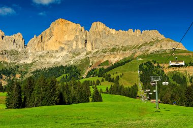 Yeşil alanlar, ormanlar ve yüksek dağlar, dolomites, south tyrol, İtalya