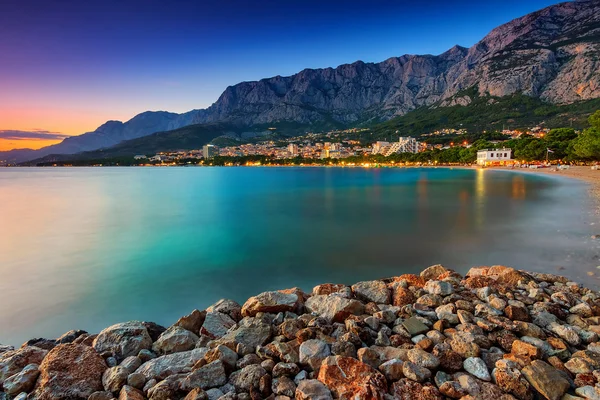 Wunderschöne kroatische Ferienanlage bei Sonnenuntergang, makarska, dalmatien, europa — Stockfoto