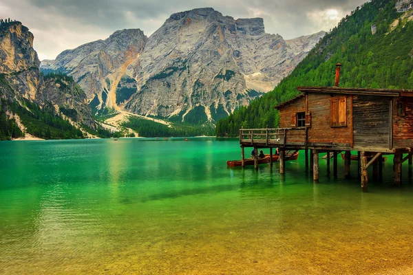 Boathouse en el lago Braies en un día nublado, Dolomitas, Italia — Foto de Stock