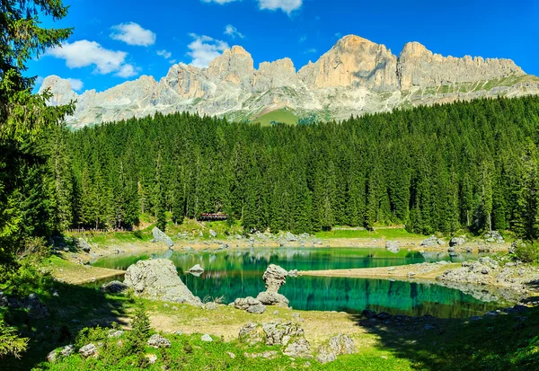 Hermoso lago Carezza, (Lago di Carezza) en el bosque, Dolomitas, Italia — Foto de Stock
