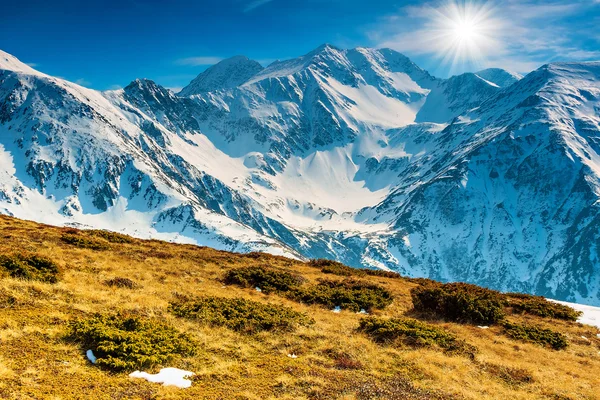 Paesaggio primaverile in una giornata di sole sui monti Fagaras, Carpazi, Romania — Foto Stock