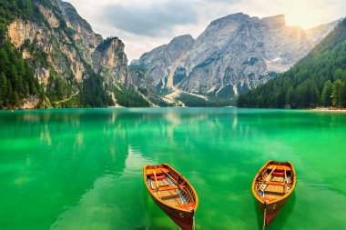 Harika bir dağ Gölü ve tekneler dolomites, south tyrol, İtalya