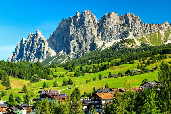 Yeşil çayırlar ve cortina yukarıda yüksek Dağları d ampezzo, İtalya — Stok fotoğraf