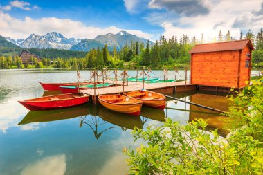 renkli tekneler dağ gölü, strbske pleso, Slovakya, Avrupa
