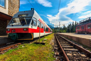 yolcu elektrikli banliyö tren istasyonu, strbske pleso, Slovakya