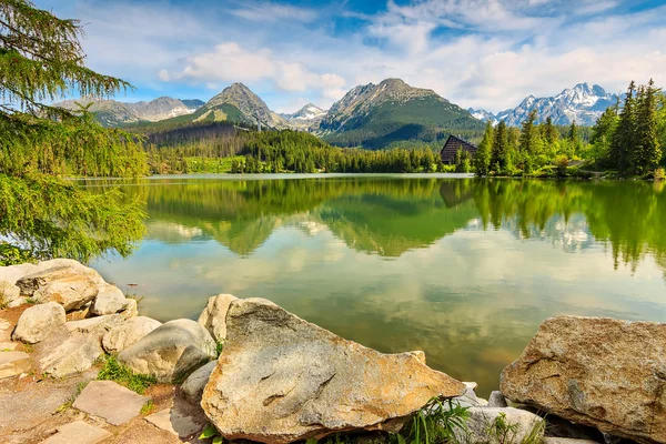 高タトラ山脈、strbske pleso、スロバキア、ヨーロッパに素晴らしい山湖 — ストック写真