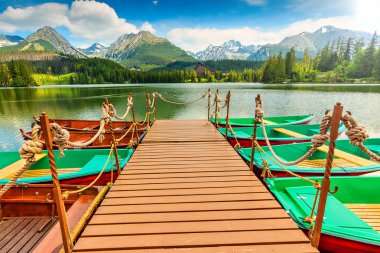 renkli tekneler, iskele ve güzel dağ gölü, strbske pleso, Slovakya