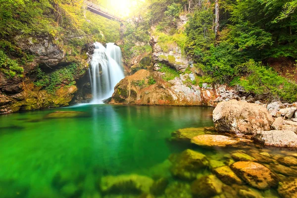 Součet vodopád a dřevěný most v Evropě vintgar soutěska, Slovinsko, — Stock fotografie