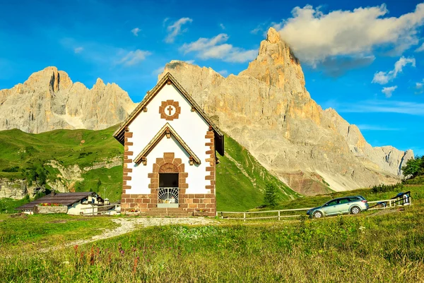 Capilla tirolesa, coche y altas montañas, Dolomitas, Italia, Europa —  Fotos de Stock