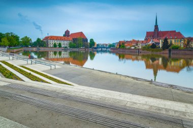 Odra nehri ve St John katedrali ile güzel bir manzara. Rıhtımda, Wroclaw 'da, Polonya' da, Avrupa 'da muhteşem bir şehir manzarası var.