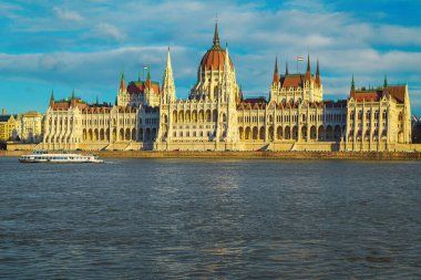 Harika bir gezi ve Budapeşte 'de deniz kenarında güzel bir parlamento binası var. Budapeşte, Macaristan ve Avrupa 'da Tuna Nehri üzerinde gezi teknesi