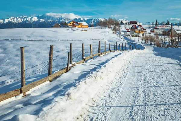 Alp Köyü Harika Yüksek Karlı Dağları Olan Peri Masalı Kış — Stok fotoğraf