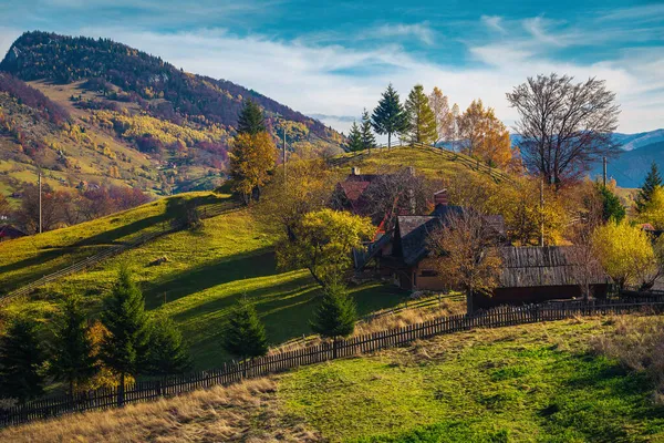 Bela Paisagem Outono Lugar Rural Com Fazenda Madeira Velha Magura — Fotografia de Stock