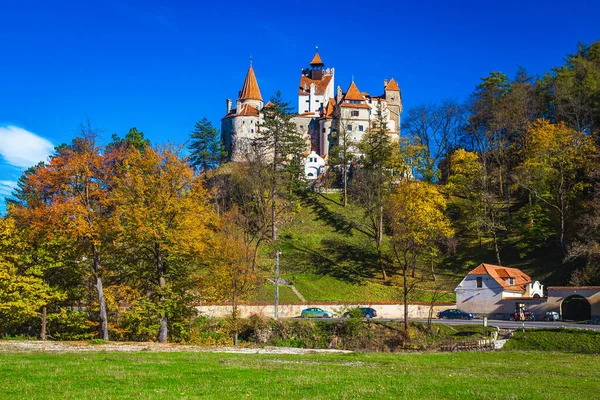 Eine Der Meistbesuchten Dracula Burg Und Herbstlandschaft Mit Bunten Laubbäumen — Stockfoto